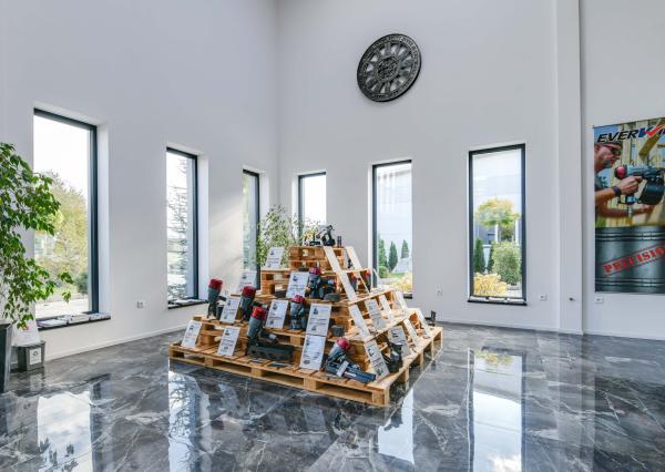 MODERNÝ SKLADOVÝ AREÁL S SHOWROOMOM A ADMINISTRATÍVOU | 743 m² | POZEMOK 2 679 m²