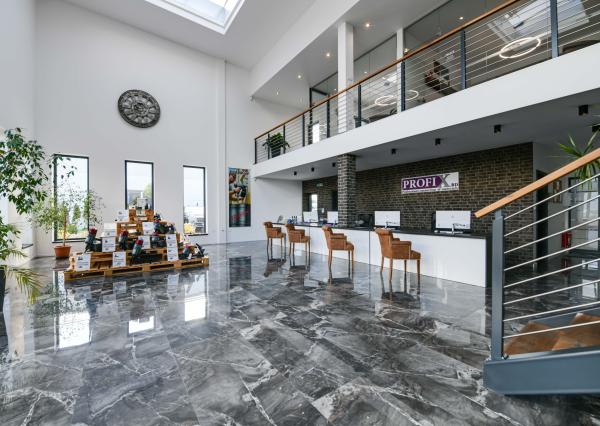MODERNÝ SKLADOVÝ AREÁL S SHOWROOMOM A ADMINISTRATÍVOU | 743 m² | POZEMOK 2 679 m²
