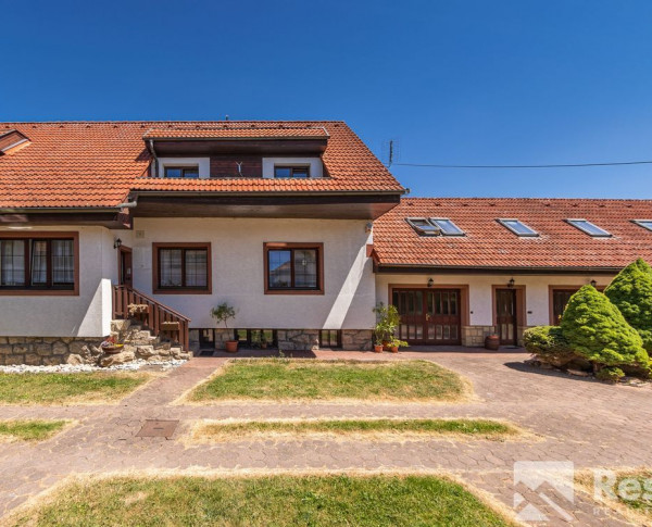 Rodinná usadlosť pri Váhu – domov, ktorý má dušu… aj potenciál!