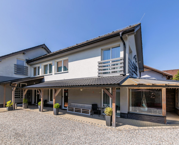 Priestranný apartmán s terasou na predaj – len 100 m od aquaparku Bešeňová!