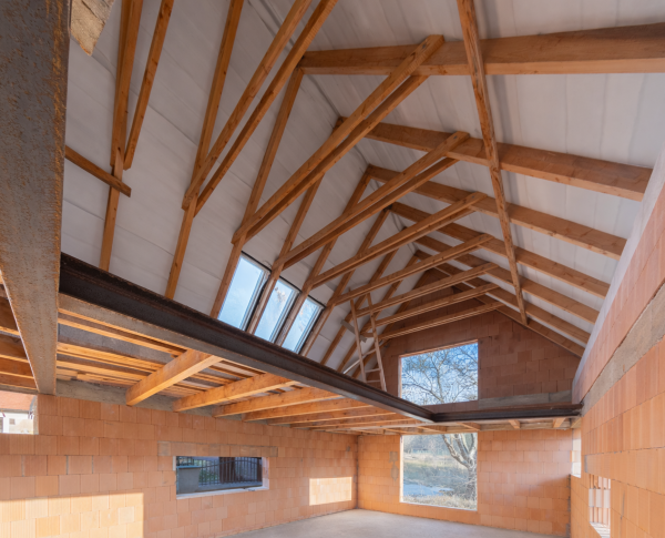 Rodinný dom v hrubej stavbe s pozemkom 2 152 m² Žiar/Liptov