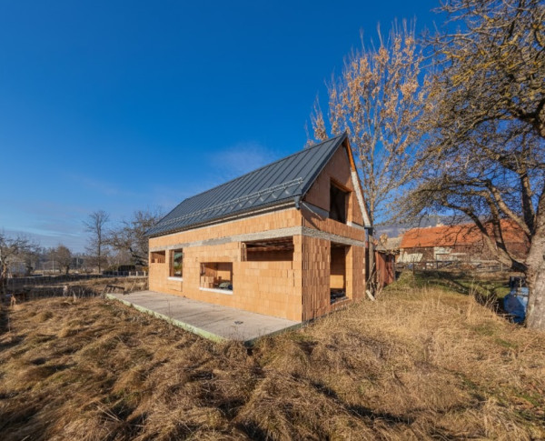 Rodinný dom v hrubej stavbe s pozemkom 2 152 m² Žiar/Liptov