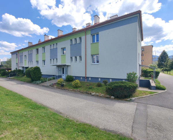 2-IZBOVÝ BYT S BALKÓNOM a GARÁŽOU – LIPTOVSKÝ PETER