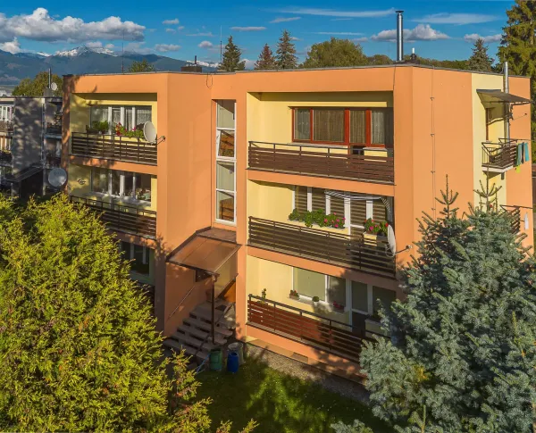 Výnimočný, veľký a slnečný 3-izbový byt s pieckou a dvoma balkónmi – Demänová
