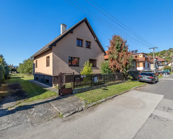 Bývanie aj podnikanie na jednej adrese: 5i rodinný dom + 1i byt + priestor na salón, ateliér, ordináciu...