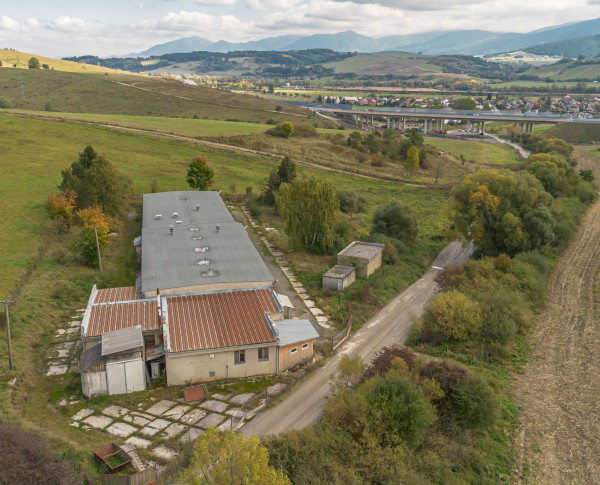 ZNÍŽENÁ CENA: Komerčný areál s budovou 1 250 m2, Lisková